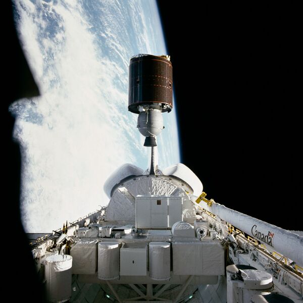 Файл:STS-7 Anik C2 deployment.jpg