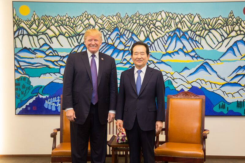 Файл:Donald Trump and Chung Sye-kyun.jpg