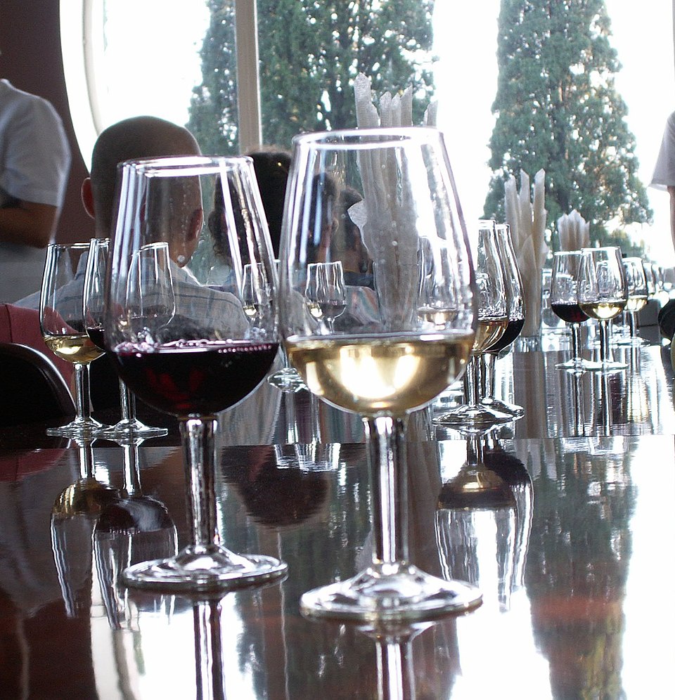 Файл:Wine sampling.jpg