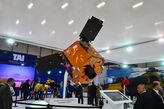 Макет военного разведывательного спутника Göktürk-2 на стенде на выставке IDEF-2015