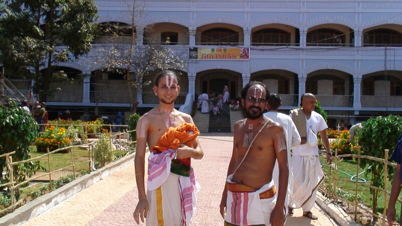 Файл:ISKCON Tirupati 2007 Balaji priests.JPG