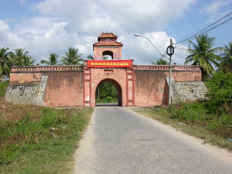 Файл:Dien Khanh front gate.JPG
