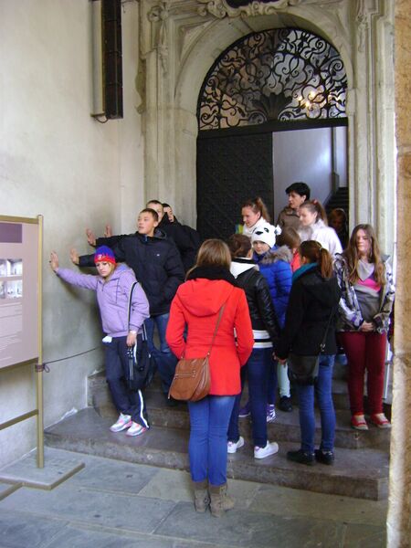 Файл:Wawel Chakra -tourists.JPG