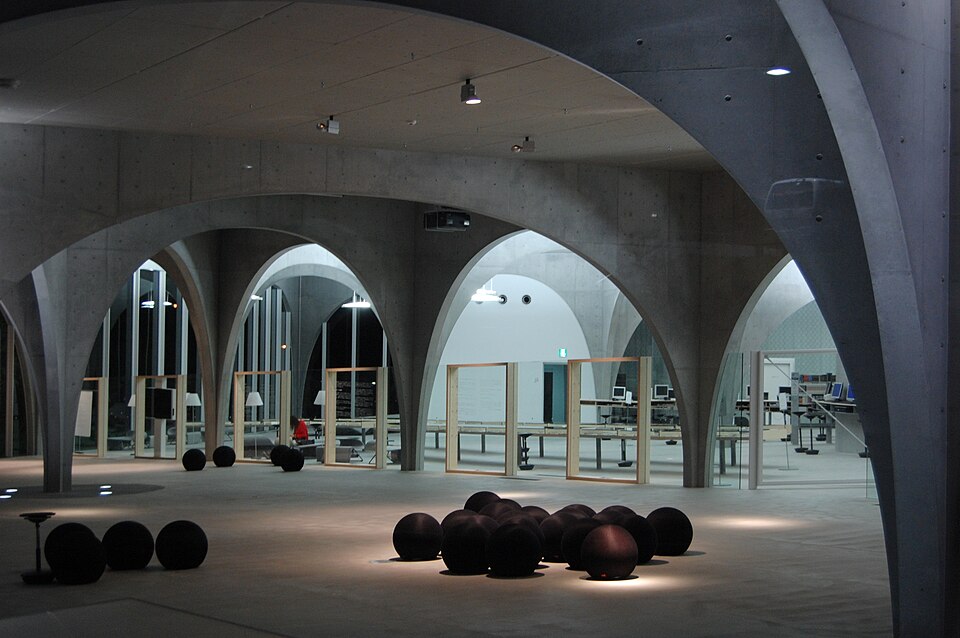 Файл:Tama Art University Library2.JPG
