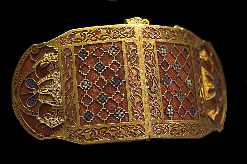 Файл:Sutton.Hoo.ShoulderClasp2.RobRoy.jpg