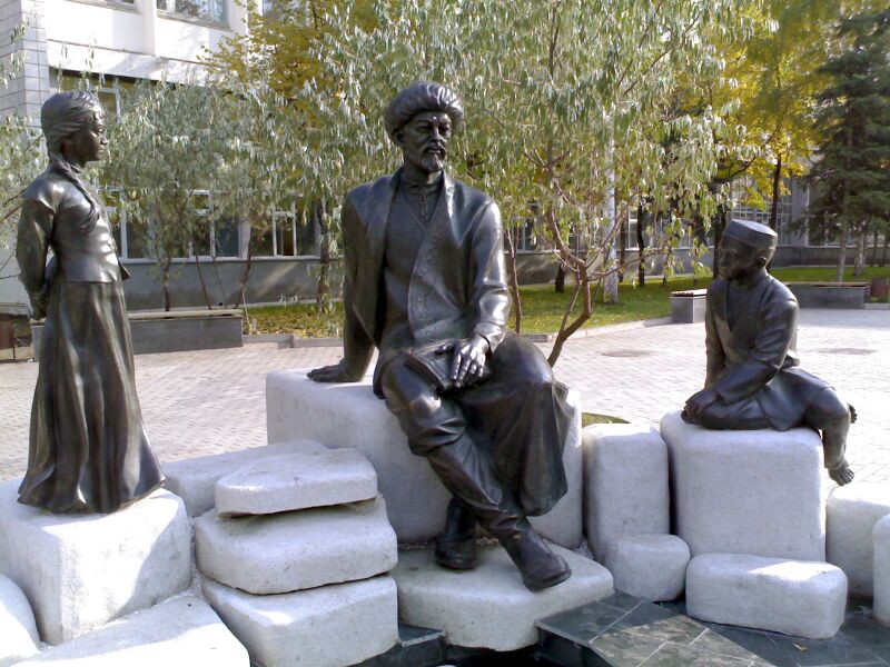 Файл:Akmullah monument in Ufa.JPG