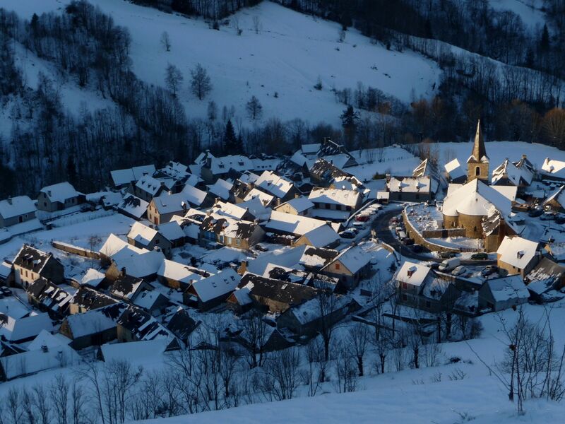Файл:Azet-Hautes-Pyrenees-en-hiver.JPG
