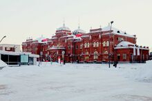 Здание вокзала зимой.