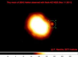Снимок Гектора, полученный в Обсерватории Кека в 2011 году (кружком отмечен спутник Скамандр)