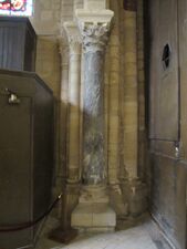 Древняя римская колонна повторно используется в нефе церкви Сен-Пьер-де-Монмартр