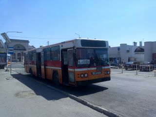 Автобус маршрута № 4 на конечной остановке «Ж-д вокзал»