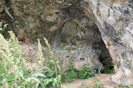 Вход в пещеру и охранная табличка