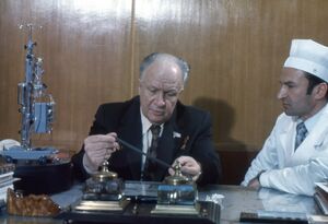 Б. В. Петровский со своим учеником — профессором О. С. Белорусовым (справа), 1984 год