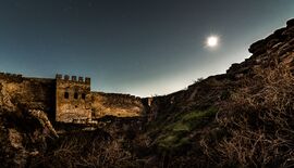 Акерманська фортеця вночі під місячним світлом - мур і вежа.jpg