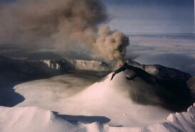 Вулкан Акутан (1987 г.). Снимок USGS.