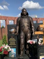 Памятник на могиле Алексея Леонова на ФГУ «ФВМК» в подмосковных Мытищах.