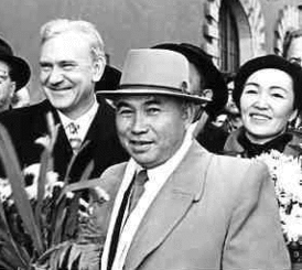 На встрече в начале Декады киргизского искусства и литературы в Москве (1958)