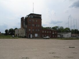 Командно-диспетчерский пункт аэродрома, фото 2006 года.