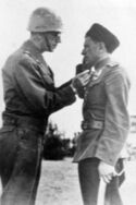 Генерал Боллинг вручает Висаитову орден «Легион почёта»