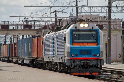 БКГ1-010 с контейнерным поездом на станции Орша-Центральная
