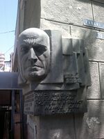 Барельеф на стене дома в Баку, где жил М. С. Ордубади.Скульптор Натик Алиев.