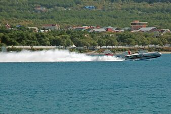 Бе-200 взлетает с воды. Геленджик