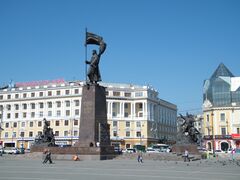Памятник «Борцам за власть Советов на Дальнем Востоке», начало Океанского проспекта. Здание слева — Дальрыбвтуз.