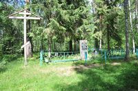 Братская могила и памятник на месте гибели Ефремова.
