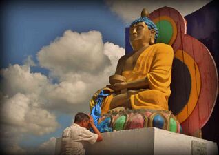 Статуя Будды Шакьямуни на границе с Селенгинским районом