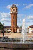 Водонапорная башня и фонтан на Соборной площади (июль 2021)