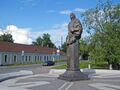 Памятник Фёдору Апраксину на фоне дома Инженерной команды