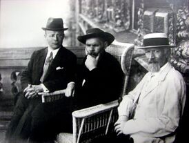 В. Й. Мансикка (крайний слева), М. Горький и А. В. Ингельстром на балконе Дома учёных (Петроград, 1921)