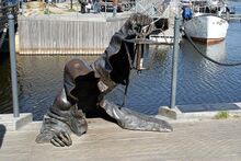 Скульптура призрака по мотивам средневековой городской легенды в замковом канале