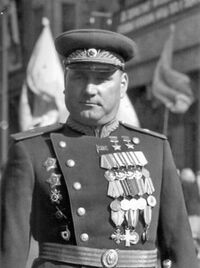 Генерал-майор И. И. Якубовский на улице Москвы