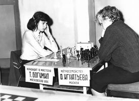 Играет чёрными против Татьяны Богумил (гроссмейстер с 2016 года). 1983 год