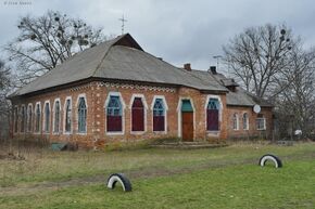 Старинное здание земской школы