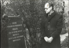 А. В. Гулыга в Берлине у могилы Гегеля