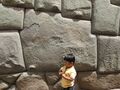 Камень с 12 углами точно вмурован в стену