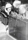 Девочки у фонтанчика в 1939 году