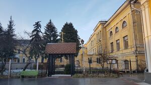 справа главный корпус — вид с территории церкви Михаила и Фёдора