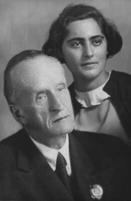 Мария Степановна Гамбарян со своим учителем Константином Николаевичем Игумновым. Ереван, 1943 год