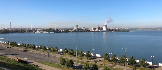 Вид на Ижевский пруд, слева видно промплощадки Концерна Калашников, Ижстали и ТЭЦ-1