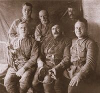 М. Карнаухов (сидит в центре) со своими боевыми товарищами