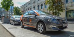 Автомобиль Hyundai Solaris оператора «Делимобиль».