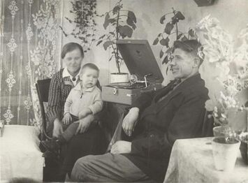 Магнитогорск. Семья стахановца В. Н. Бардакова слушает патефон в новом доме. 1936 г.
