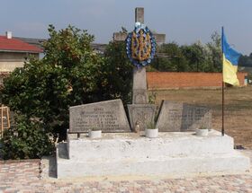 Монумент павшей боёвке СКВ с. Комаров (Ивано-Франковская область)