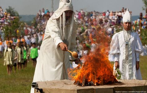 Обряд кормления огня и божеств Айыы в Якутии на празднике лета Ысыах