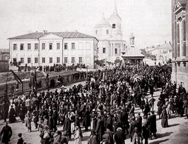 Крестных ход вокруг Вознесенского собора в Ельце. На заднем плане Старый Воскресенский собор. Фото начала XX века