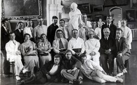 Ольга Холщевникова вторая слева во втором ряду.Конец 1920-х гг.