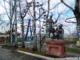 Советская скульптура и колесо обозрения в парке